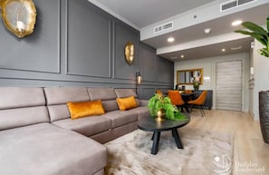 Smart TV - Cozy 1-bedroom apartment with WiFi, fitness room in delightful Dubai (Dubai)