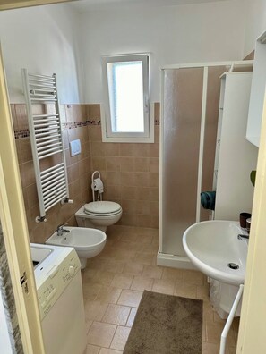 Douche, sĂšche-cheveux, bidet, serviettes fournies
