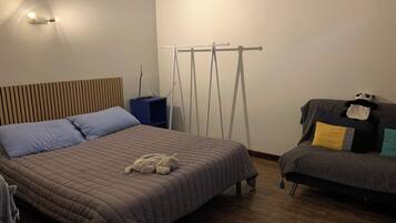 3 slaapkamers, een strijkplank/strijkijzer, reisbedje, gratis wifi