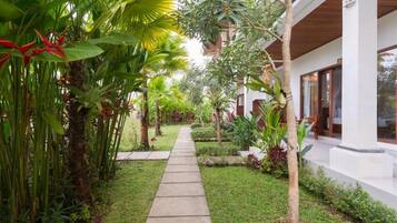 Deluxe Double Room, Garden View | Iron/ironing board, free WiFi