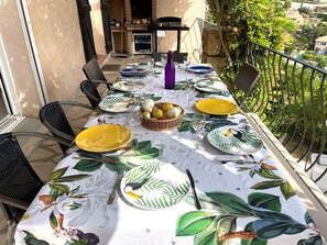 Outdoor dining - Beautiful villa private heated pool, view bay st Raphael, 4 people, 4 stars (Fréjus)