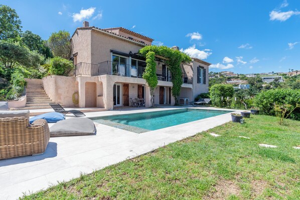 Exterior - Beautiful villa private heated pool, view bay st Raphael, 4 people, 4 stars (Fréjus)