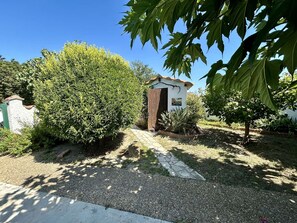 Property grounds - Spacious 3BR Villa with A/C, Garden, and BBQ - 1300m from Beach, WiFi, Parking Included (Saint-Cyprien)