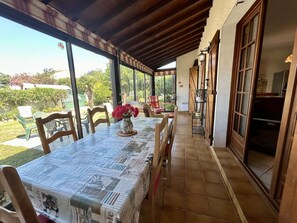 Dining - Spacious 3BR Villa with A/C, Garden, and BBQ - 1300m from Beach, WiFi, Parking Included (Saint-Cyprien)