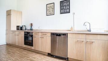 Kühlschrank, Mikrowelle, Herdplatte, Geschirrspüler