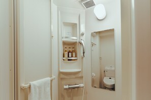 Duş, saç kurutma makinesi, terlik, havlu