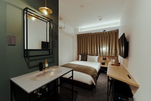 Edredón, caja de seguridad en la habitación y cortinas blackout