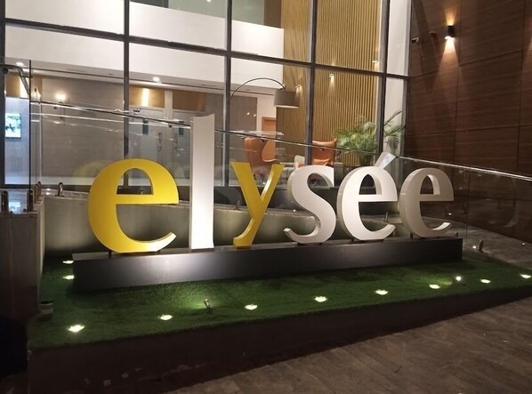 Interior - Cozy 1-bedroom apartment in awesome دبي with AC, WiFi, fitness room (Dubai)