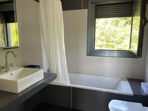 吹风机、毛巾、肥皂、卫生纸