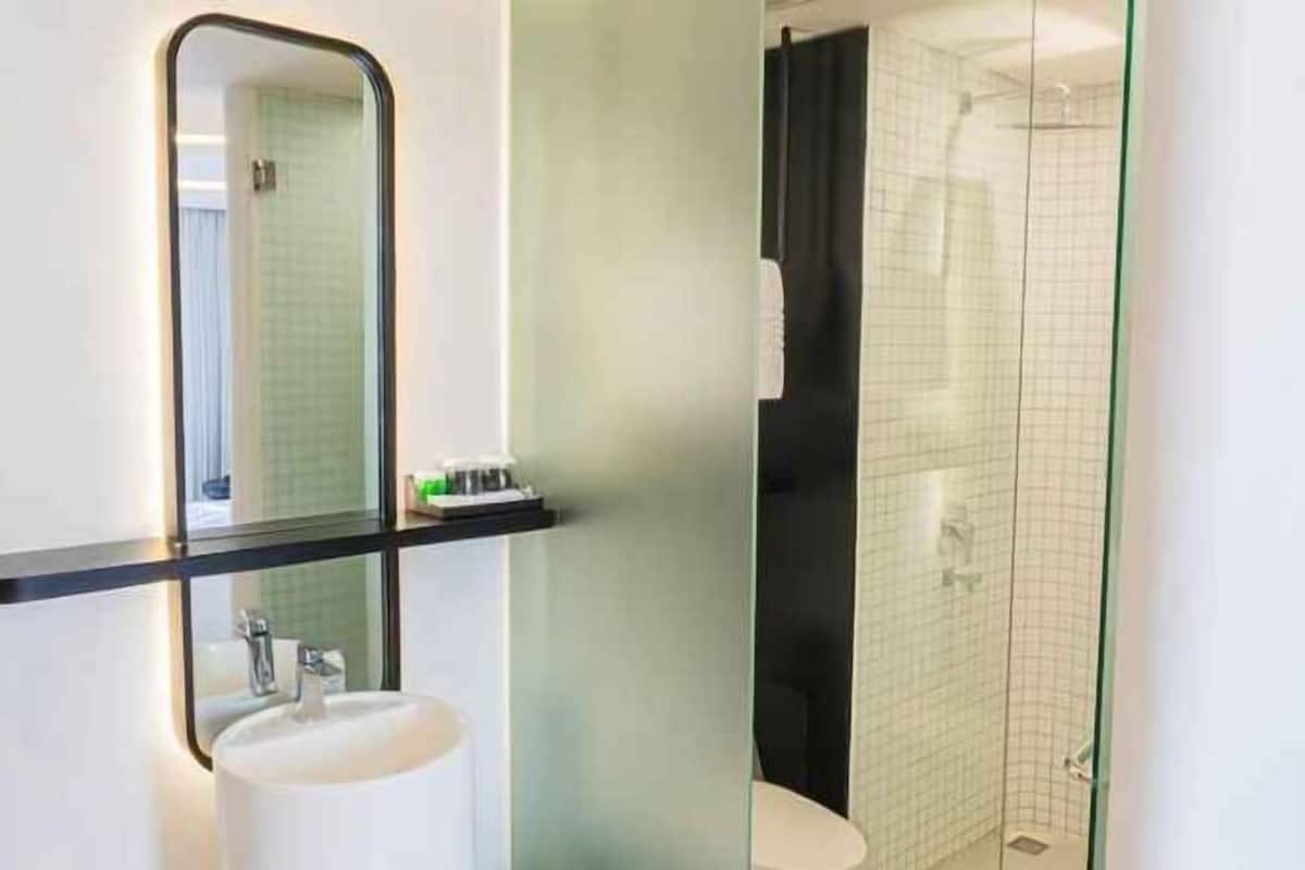 Bathroom | Free toiletries, slippers, bidet, towels