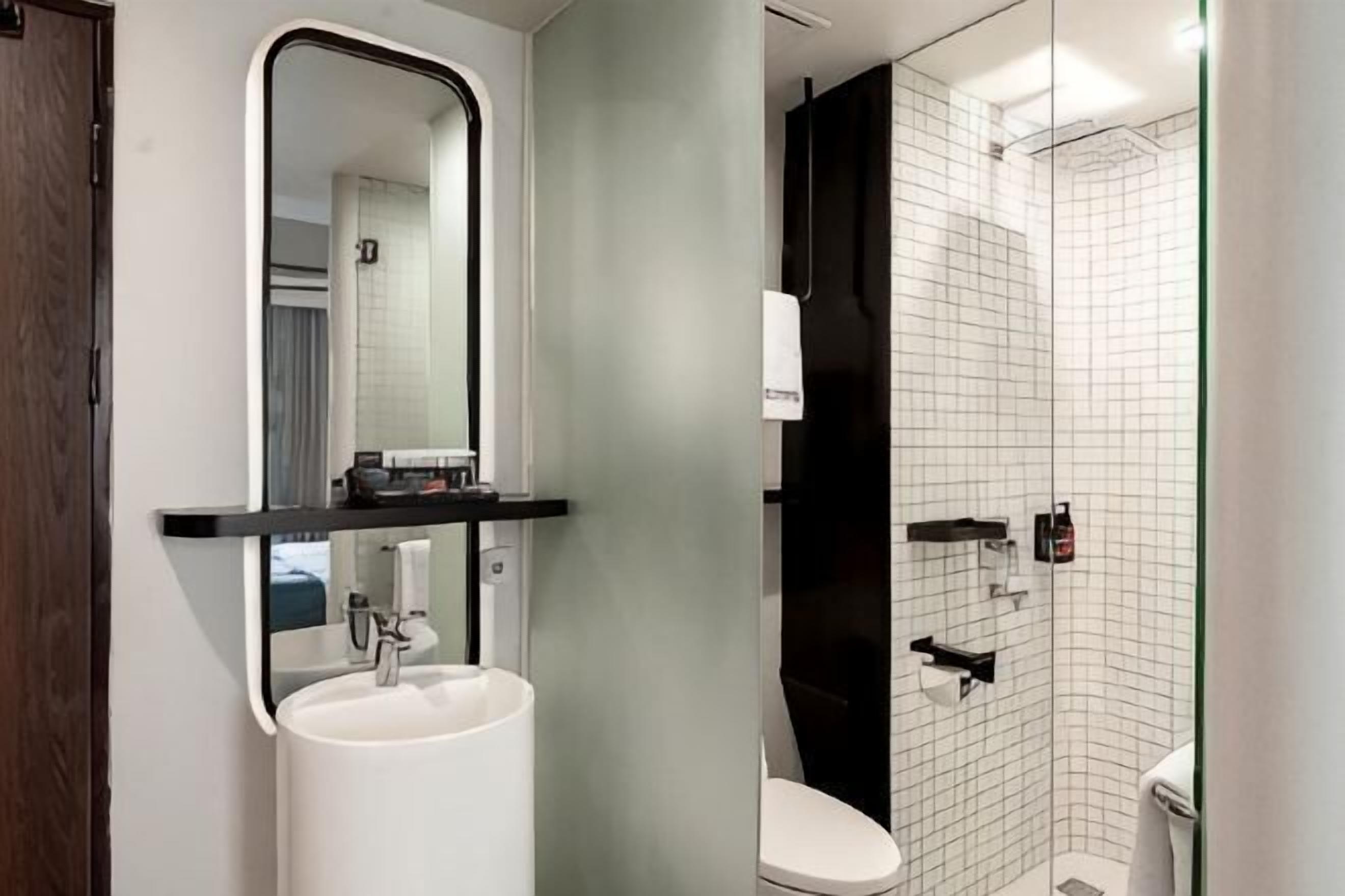 Bathroom | Free toiletries, slippers, bidet, towels