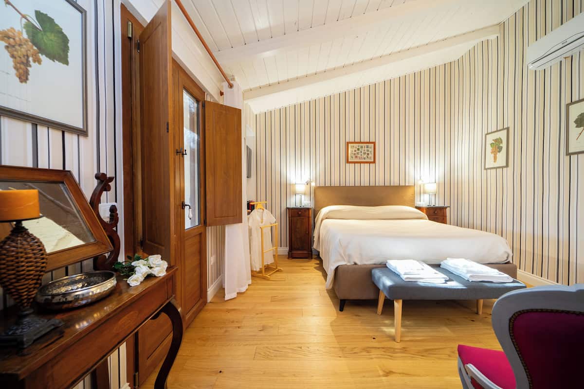 Quarto conforto, vista para o vinhedo | Cofres nos quartos, cortinas blackout, quartos à prova de som