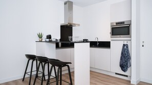 Geladeira, micro-ondas, lava-louças, cafeteira/chaleira