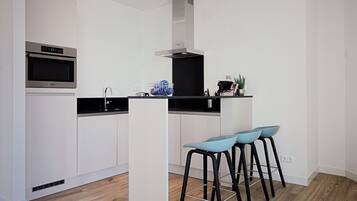 雪櫃、洗碗機、高腳椅