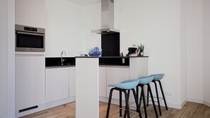 Réfrigérateur, lave-vaisselle, chaise haute