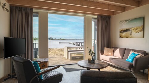 Modern 6-person beach lodge