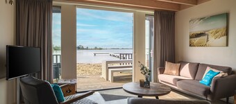 Modern 6-person beach lodge