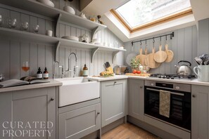 Fridge, oven, stovetop, dishwasher - Charming Mews House in Historic Winchester (Hampshire)