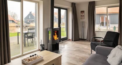 Detached waterfront holiday home for 4 people