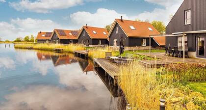 Detached waterside holiday home with 3 bedrooms