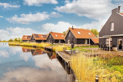 Detached waterside holiday home with 3 bedrooms