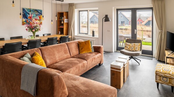 Living area - Detached waterside holiday home with 3 bedrooms (Langelille)