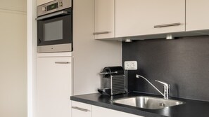 Geschirrspüler, Wasserkocher mit Kaffee-/Teezubehör, Wasserkocher