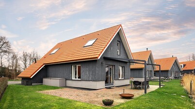 Detached waterside holiday home with 3 bedrooms