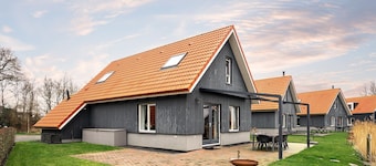 Detached waterside holiday home with 3 bedrooms