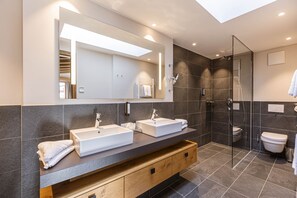 Een douche, handdoeken
