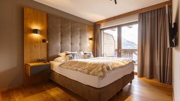 In-room safe, WiFi, bed sheets