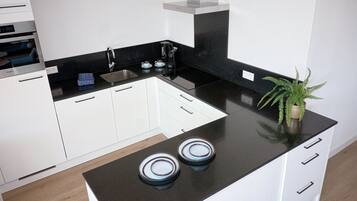 Een koelkast, een vaatwasser, een kinderstoel