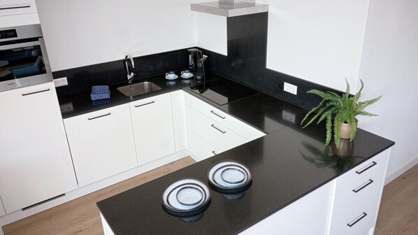 ثلاجة، غسالة أطباق، كرسي للأطفال