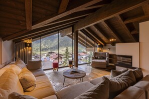 Una televisión, una chimenea
