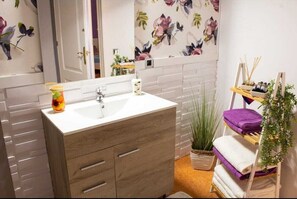 Dusche, kostenlose Toilettenartikel, Haartrockner, Bademäntel