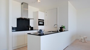 Réfrigérateur, lave-vaisselle, chaise haute