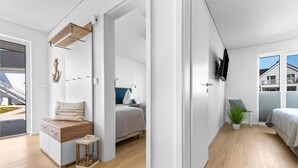 Ein modernes Schlafzimmer mit einem Bett, einem Nachttisch und einer kleinen Nachttischlampe.