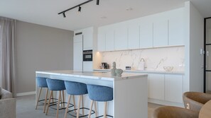 Kühlschrank, Herdplatte, Geschirrspüler, Hochstuhl