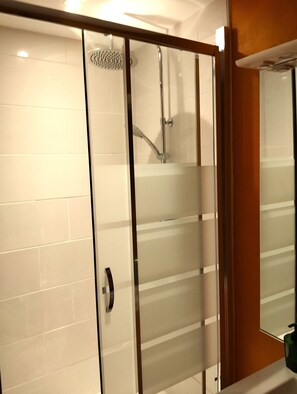 Een douche, een haardroger, handdoeken, zeep