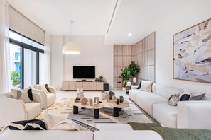 Una televisión, un reproductor estéreo