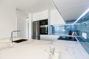 Jääkaappi, mikroaaltouuni, uuni, astianpesukone