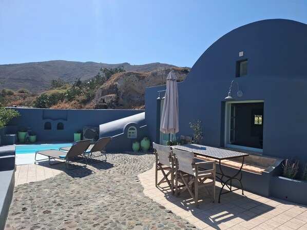 Outdoor dining - Traditional Cycladic house with sea view (Oia)