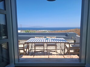 Outdoor dining - Traditional Cycladic house with sea view (Oia)