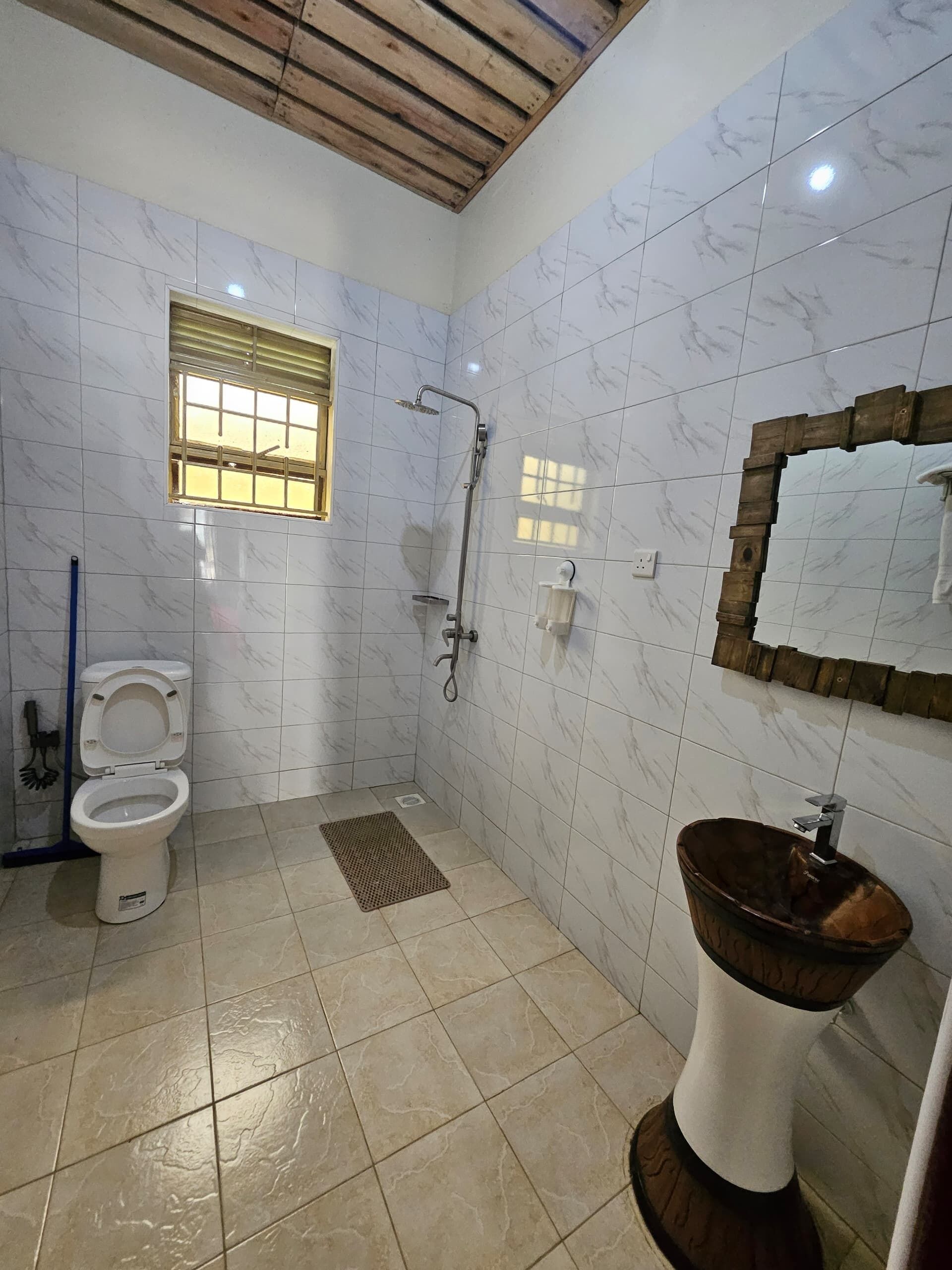 Une salle de bain avec des toilettes, une douche et un lavabo.