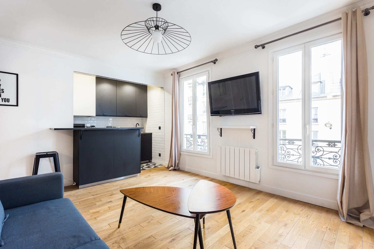 Appartement | Woonruimte | Een 60-inch televisie met kabelzenders