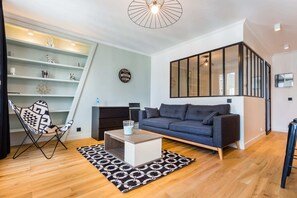 Appartement | Woonruimte | Een 60-inch televisie met kabelzenders