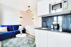 City studio | Woonruimte | Een 60-inch televisie met kabelzenders