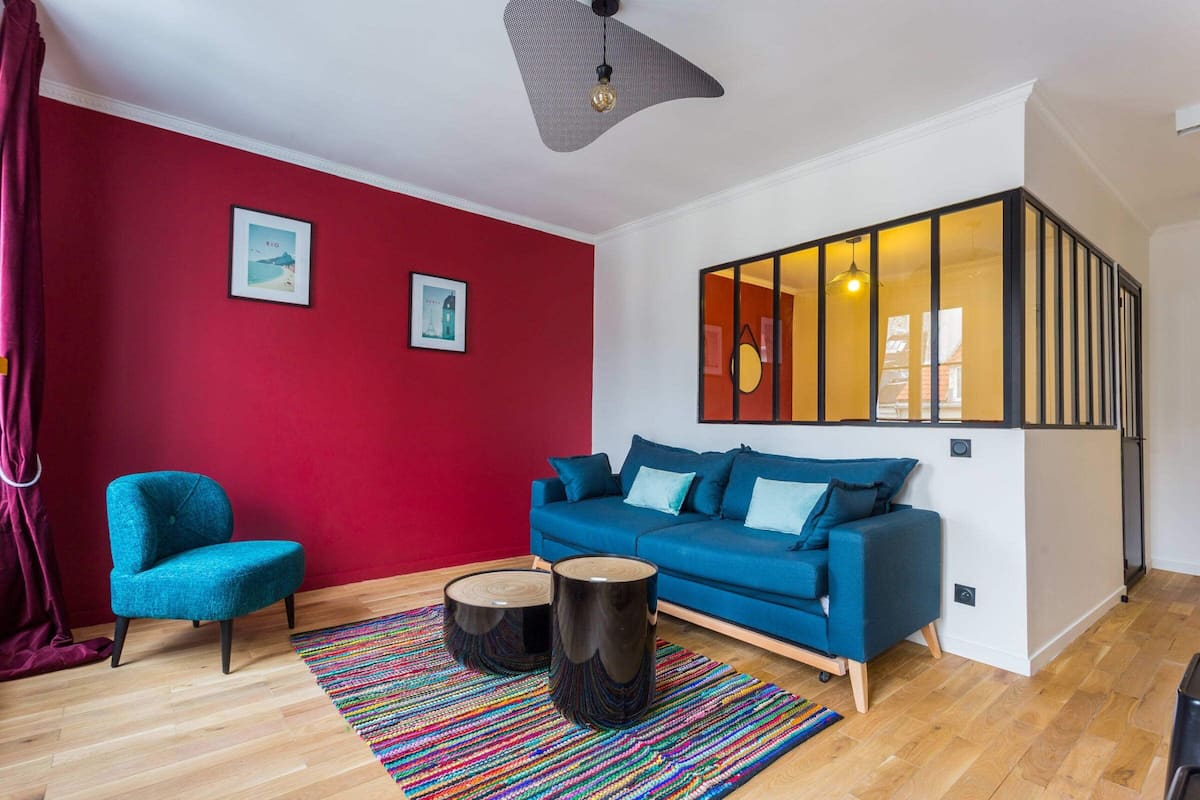 Appartement | Woonruimte | Een 60-inch televisie met kabelzenders