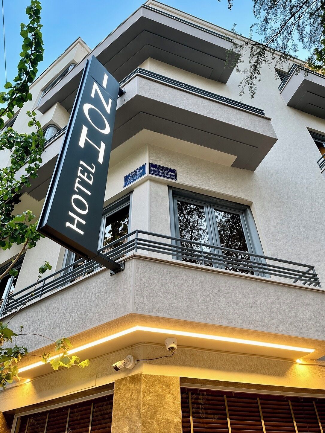 Une enseigne d’hôtel indiquant « HÔTEL 102Z » et un balcon doté d’une balustrade.