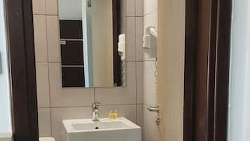 Habitació estàndard | Bany | Banyera, assecador de cabells, sabatilles i tovalloles